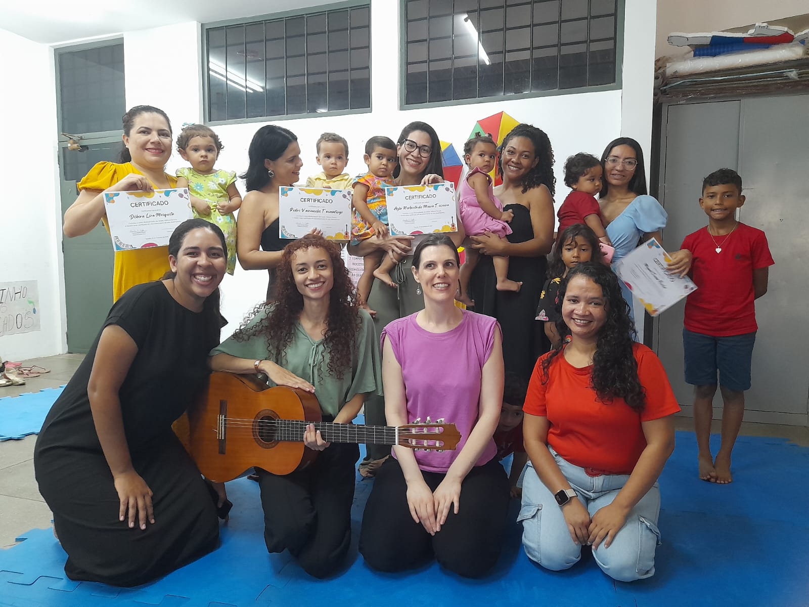 Foto_turma_com_certificados.jpeg