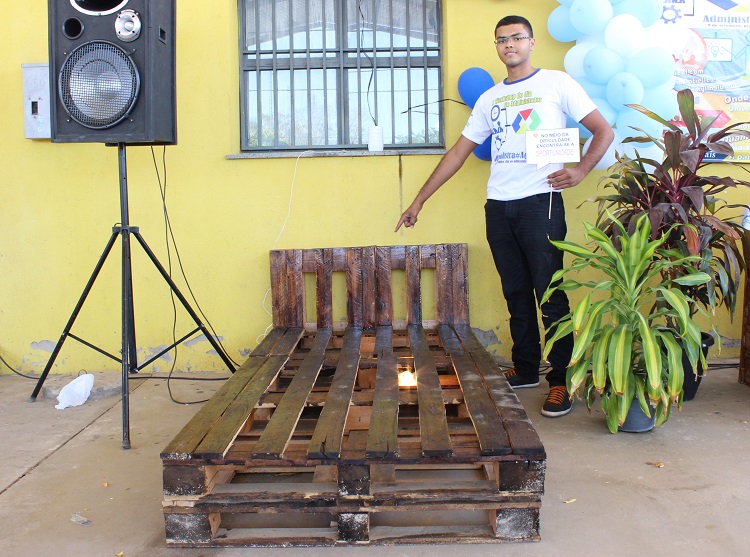 8 Wanderson Elves reutilizou a madeira para confeccionar móveis Monsenhor Gil