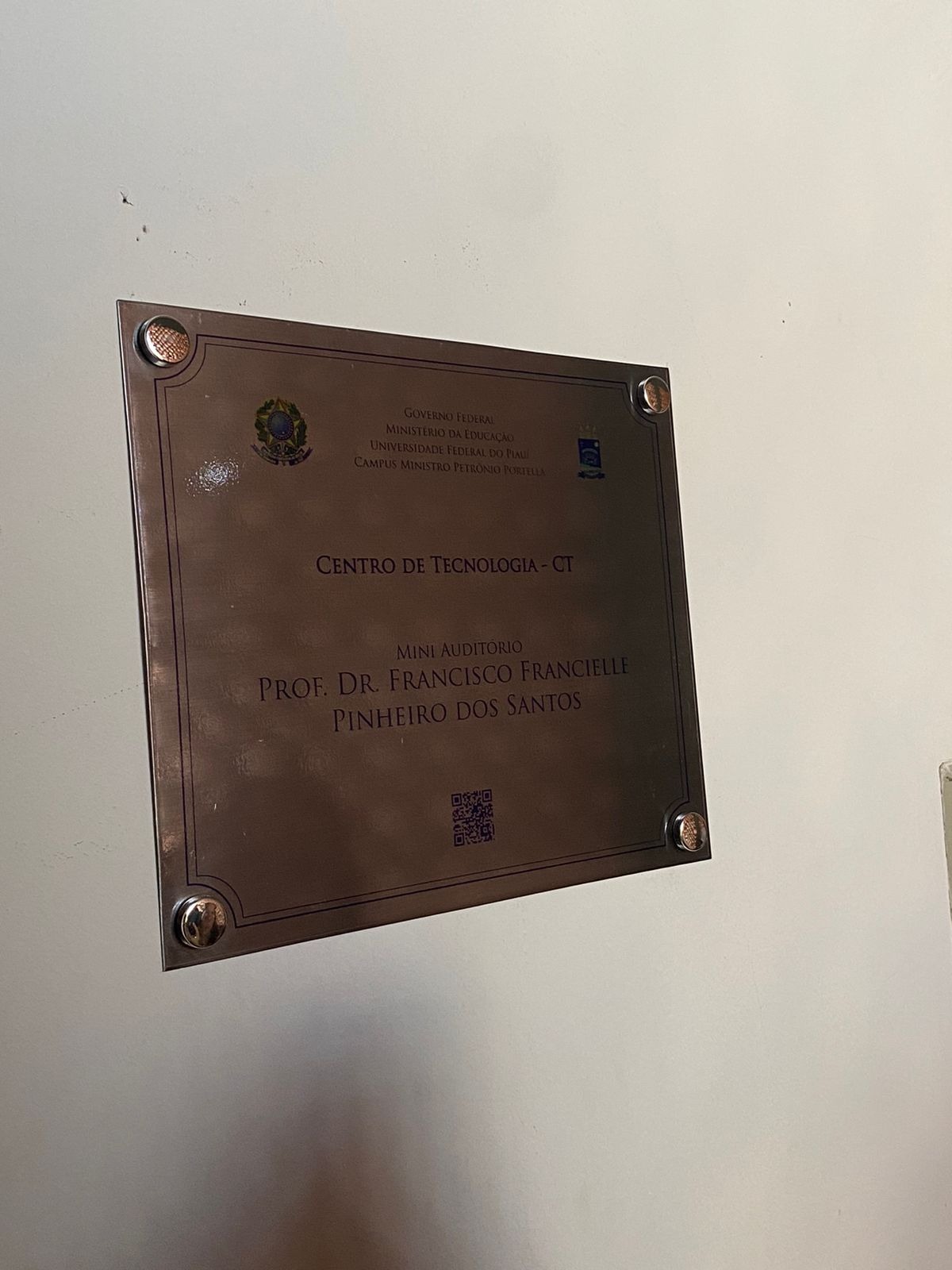 Placa em homenagem ao professor Francisco Pinheiro