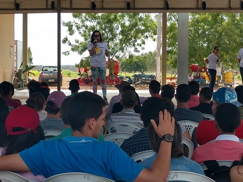 Foto 2 Abertura do dia de campo profª Drª Priscila Teixeira de Souza Carneiro coordenadora do evento